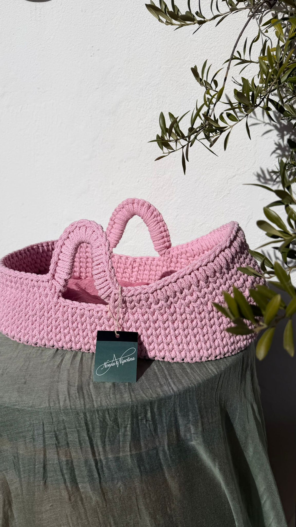 Moisés de macramé hecho a mano para bebé reborn y muñecos