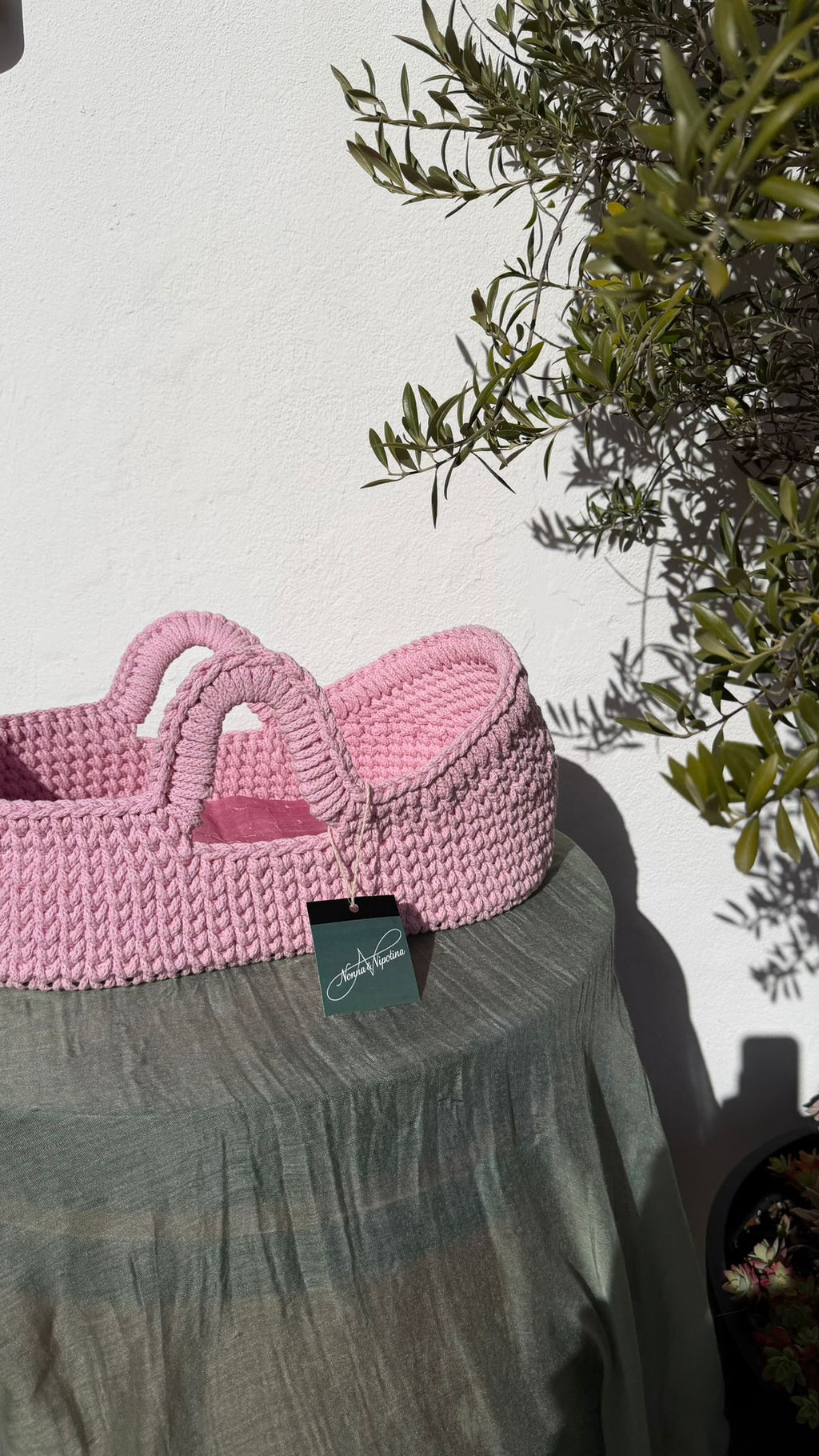 Moisés de macramé hecho a mano para bebé reborn y muñecos